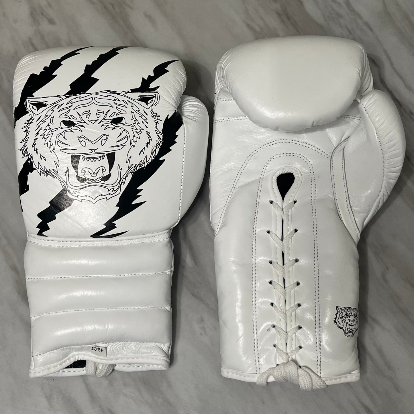 Pantera Boxing Glove White/Black